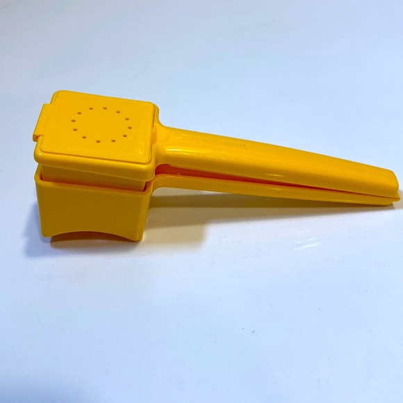 Vintage Tupperware Corn Hugger Butter & Salt Shaker - Picture 1 of 5